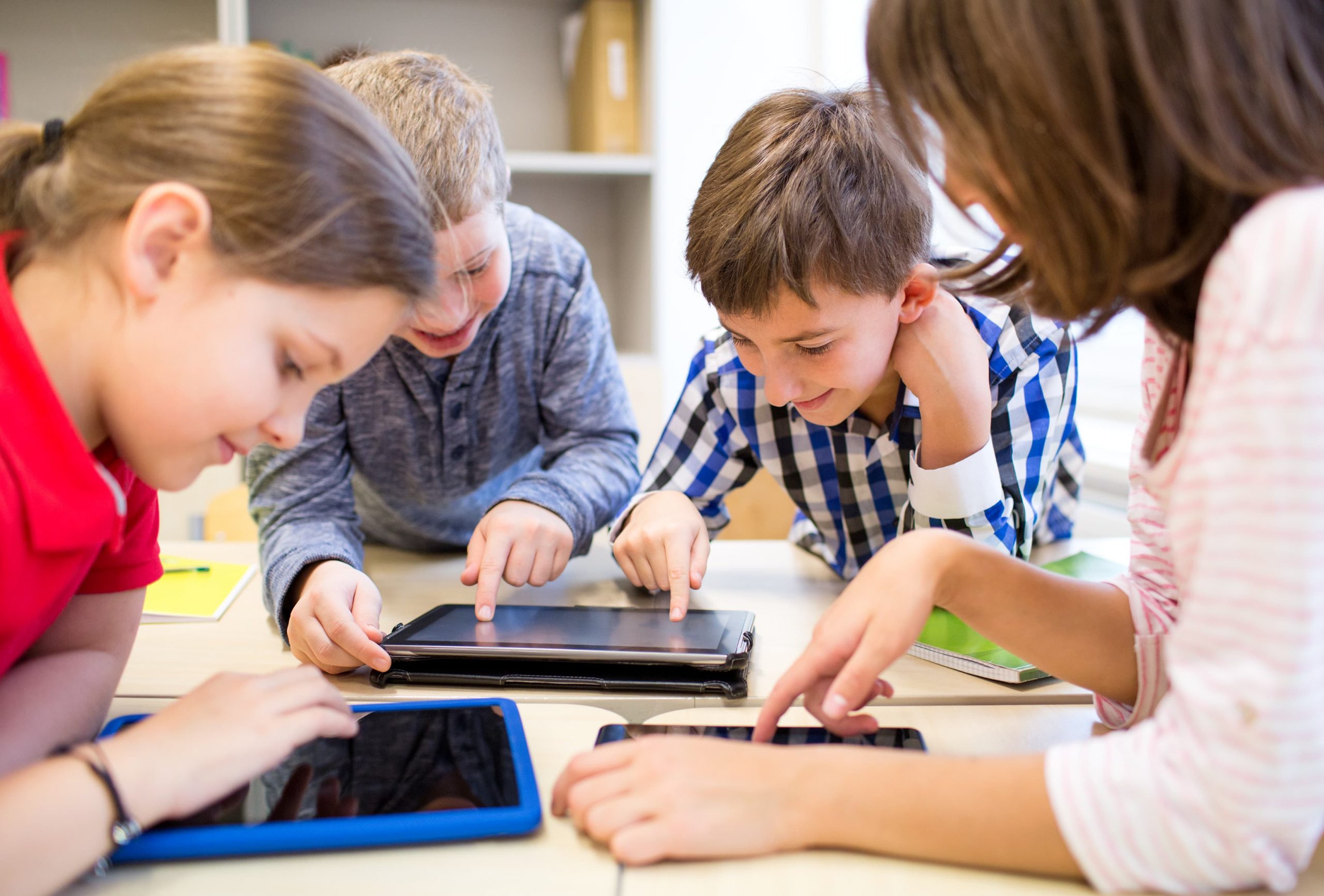 Educação escolar em casa, desenvolvimento infantil na era digital