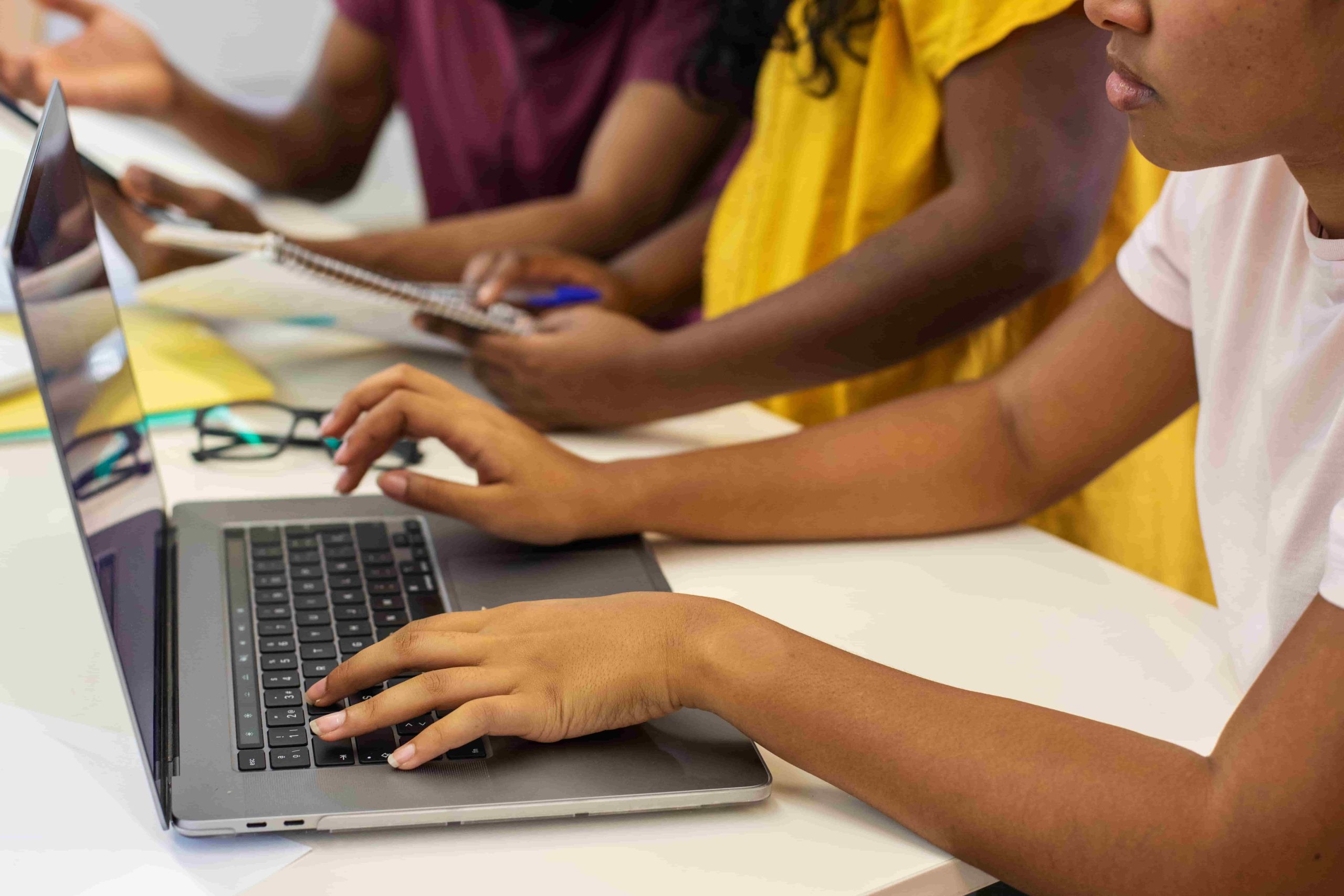 A evolução do PNLD Ensino Médio: da cultura do livro didático impresso aos recursos digitais integrados