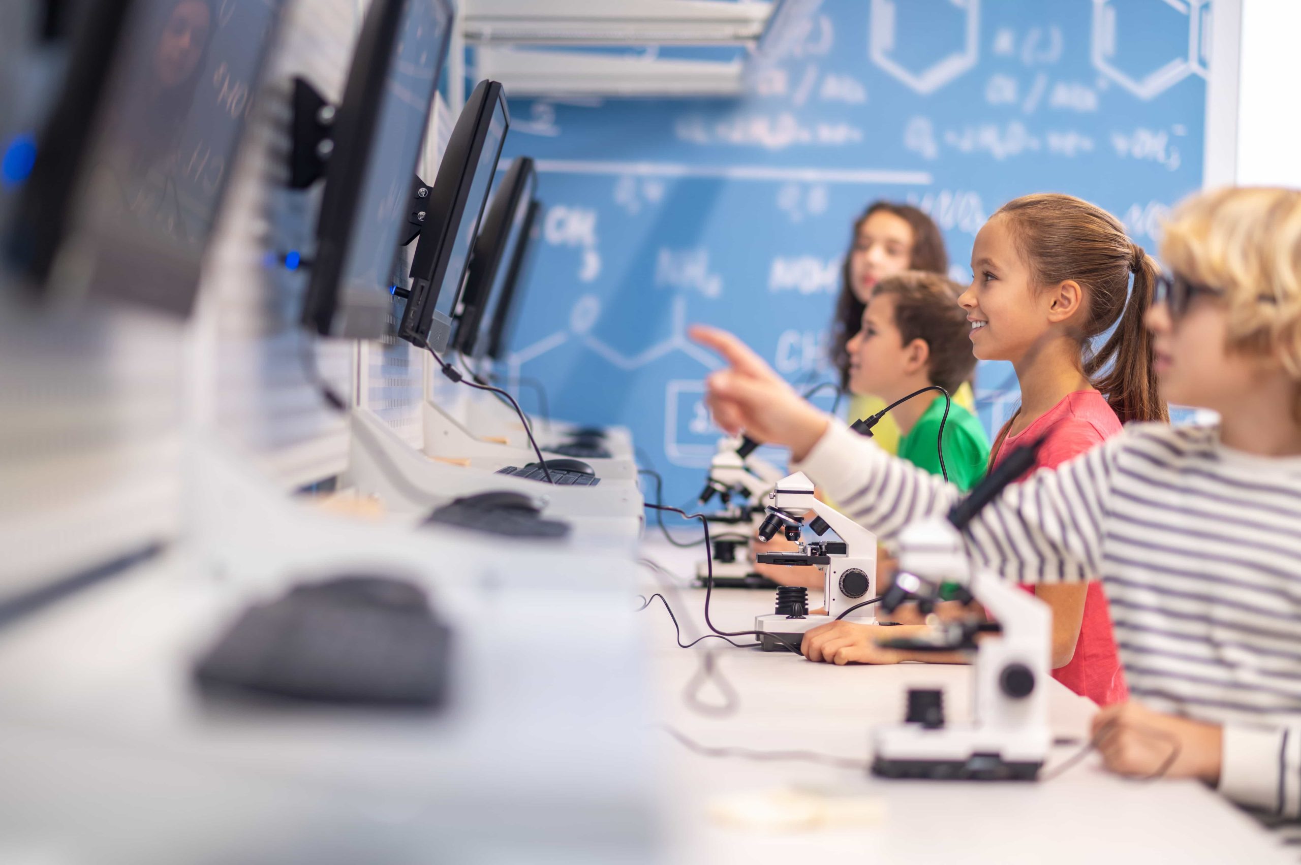 Como escolher recursos educacionais digitais para sua escola
